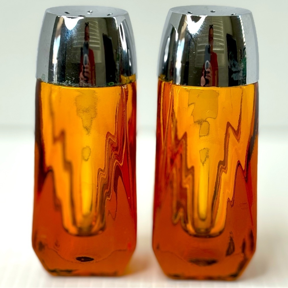 Vintage Amber Glass Salt and Pepper Shaker Set Silver Tone Screw on Plastic Caps